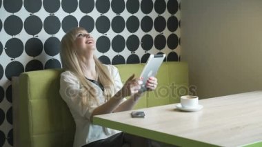 Selfie fotoğraf bilgisayar tablete yapma modeli kız