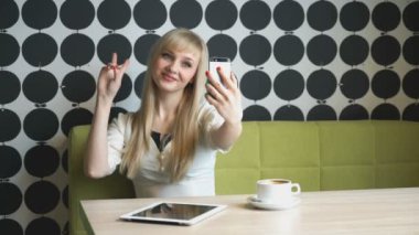 Genç kız selfie fotoğraf Smartphone'da yapma