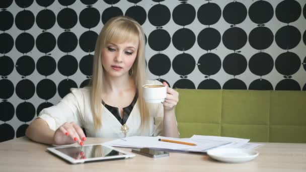 Леди сидит в кафе во время кофе-брейка — стоковое видео