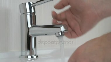 Yıkama adam banyoda eller