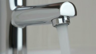 Krom musluktan akan güçlü su basıncı