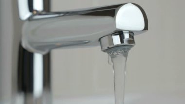 Krom musluktan akan zayıf su basıncı