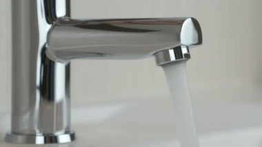 Krom musluktan akan güçlü su basıncı