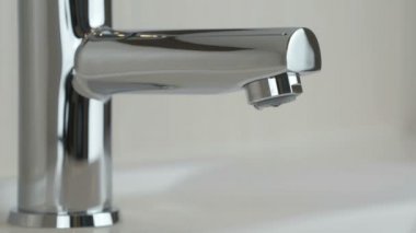 Su damlaları su musluk ile anlaşılmak