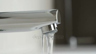 Krom musluktan akan zayıf su basıncı