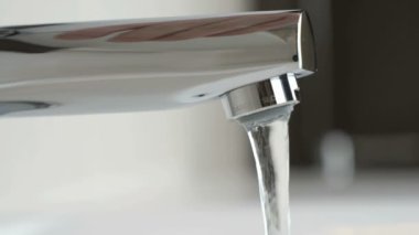 Krom musluktan akan zayıf su basıncı