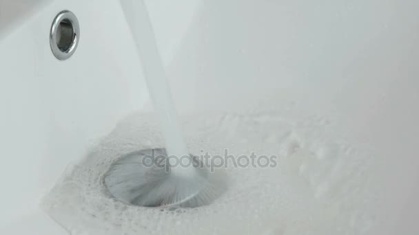Der Prozess des Abflusses von Wasser in die weiße Spüle — Stockvideo