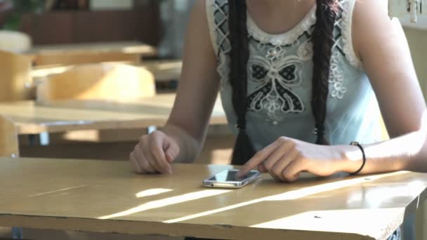 Подросток ищет информацию с помощью мобильного телефона — стоковое видео