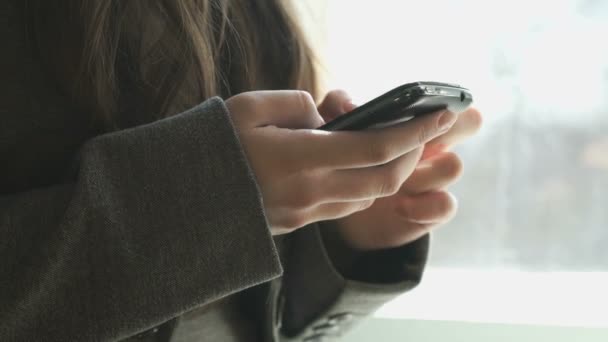 Student op zoek naar informatie over het gebruik van mobiele telefoon — Stockvideo