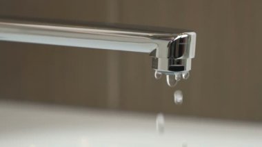 Su damlaları su musluk ile anlaşılmak