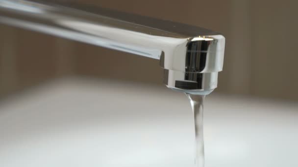L'eau sous faible pression coule d'un robinet d'eau — Video