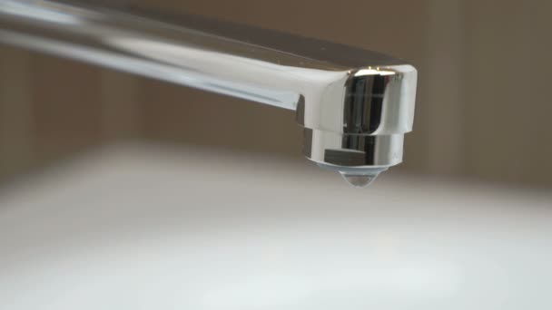 Gocce di acqua filtrano attraverso il rubinetto dell'acqua — Video Stock