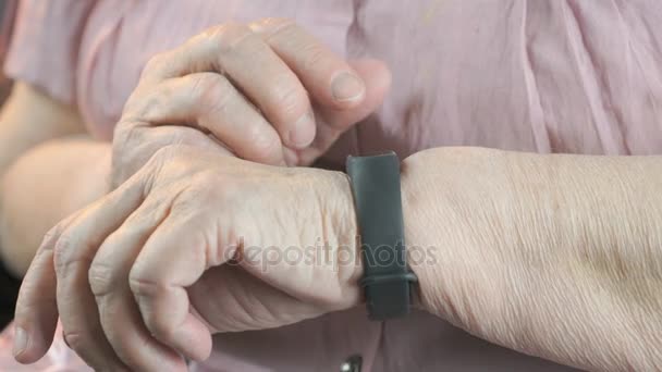 La mujer toca la pulsera del monitor de pulso — Vídeo de stock