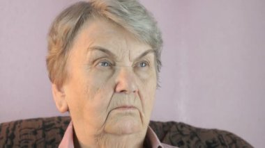 Yaşlı kadın yönde kapalı görünüyor