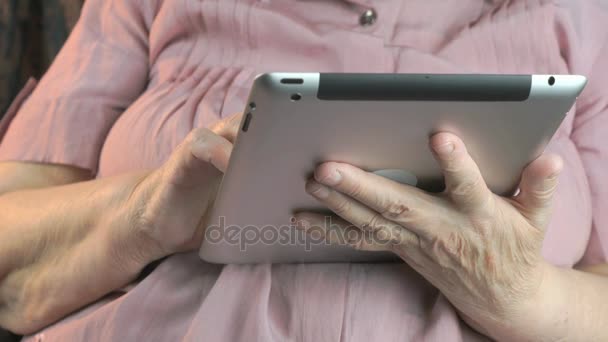 De oude vrouw houden de zilveren tabletcomputer — Stockvideo