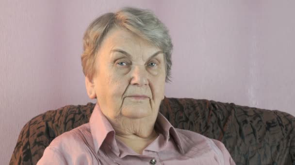 Портрет пожилой женщины с суровым взглядом — стоковое видео