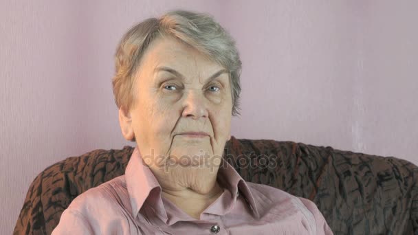 Портрет пожилой женщины с улыбкой в помещении — стоковое видео