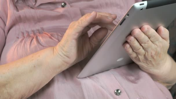 Η ηλικιωμένη γυναίκα, κρατώντας το ασημένιο tablet υπολογιστή — Αρχείο Βίντεο