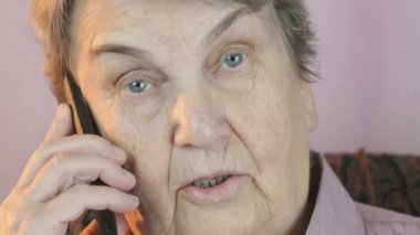 Yaşlı kadın görüşmeler gülümseme ile smartphone