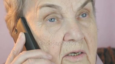Yaşlı kadın cep telefonu cidden söz