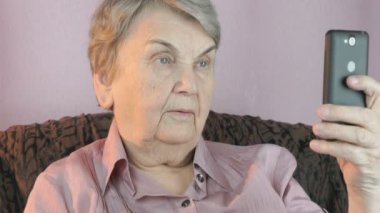 Yaşlı kadın selfie Smartphone kullanarak alma