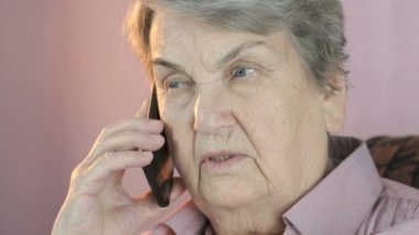 Yaşlı kadın cep telefonu cidden söz
