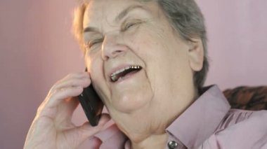 Yaşlı kadın görüşmeler gülümseme ile smartphone