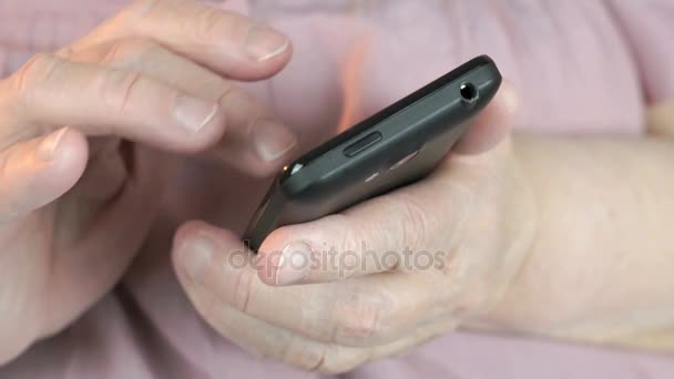 Close up of old wrinkled hands holding smartphone — Stock Video