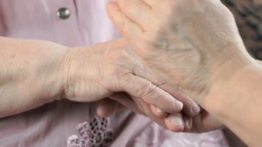 Gevşek tutan kadın yaşlı kadın elinde buruşuk