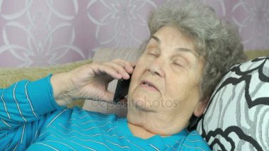 Yaşlı kadın arkadaşı ile cep telefonunda söz