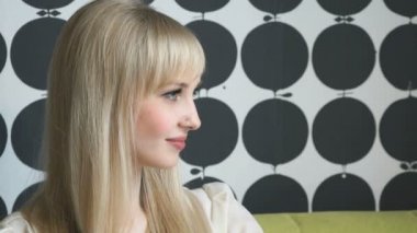 Kız selfie fotoğraf bir smartphone kullanarak yapma