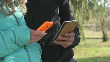 Kız ve erkek stand ve belgili tanımlık smartphones tutun