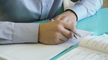 Çocuk metin içinde a defter kapalı yazıyor.