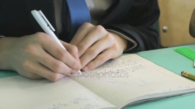 Çocuk metin içinde a defter kapalı yazıyor.