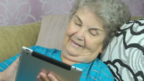 Elderly woman with a tablet computer — Stock Video