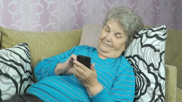 Senior vrouw met behulp van smartphone — Stockvideo