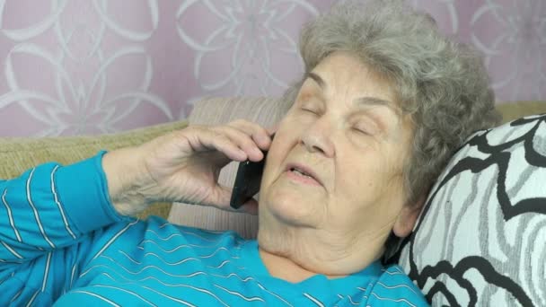 Mujer mayor hablando con un amigo en el teléfono móvil — Vídeo de stock