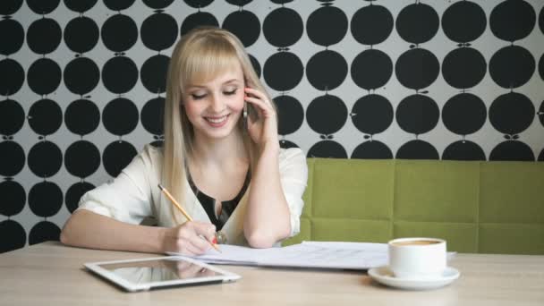 Menina falando no celular durante o coffee break — Vídeo de Stock