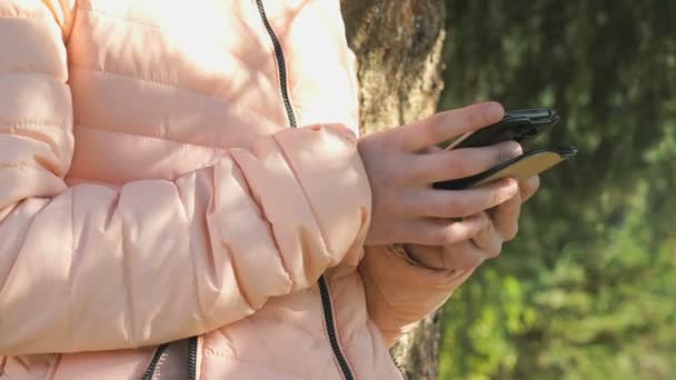 Fille visualisant ses photos à l'aide d'un téléphone mobile 