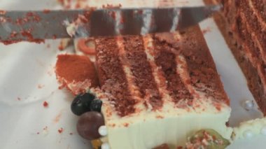 Garson düğün pastası parçalar halinde keser. Yakın çekim