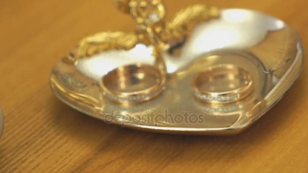 在登记大厅飞碟上的结婚戒指 — 图库视频影像