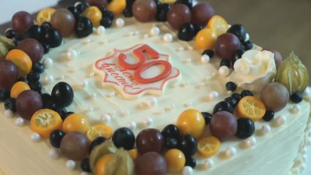 Pastel para la boda de oro 50 años. De cerca. — Vídeos de Stock