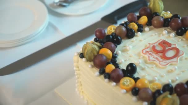 Pastel para la boda de oro 50 años. De cerca. — Vídeo de stock