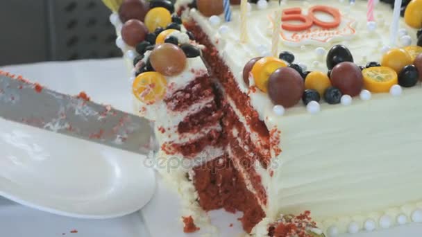 Pincér csökkenti az esküvői torta, darabokra. Közelről — Stock videók