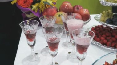 Bardak köpüklü şarap masanın üzerine bir sürü