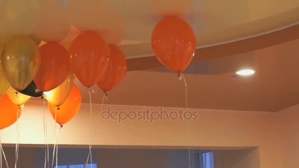 Rote, gelbe Luftballons schweben an der Decke — Stockvideo