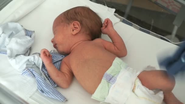 Säugling liegt auf einer Krankenhausliege — Stockvideo