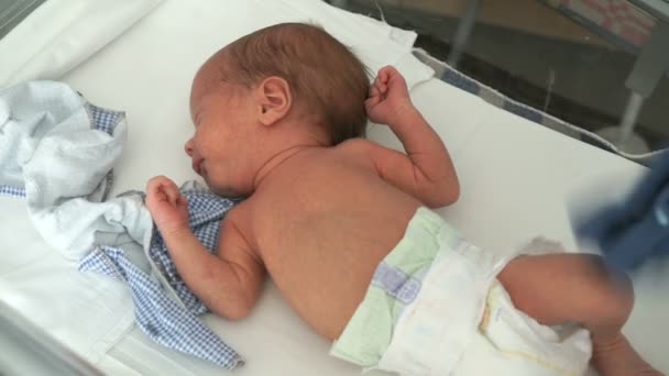 Infant lying on a medical couch in a hospital ward — Stock Video