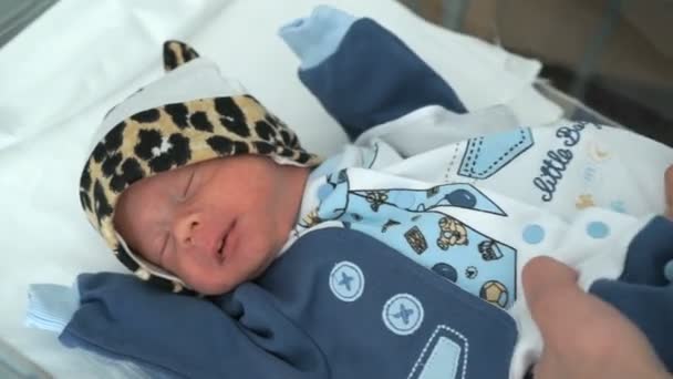 Младенец лежит на медицинском диване в палате больницы — стоковое видео