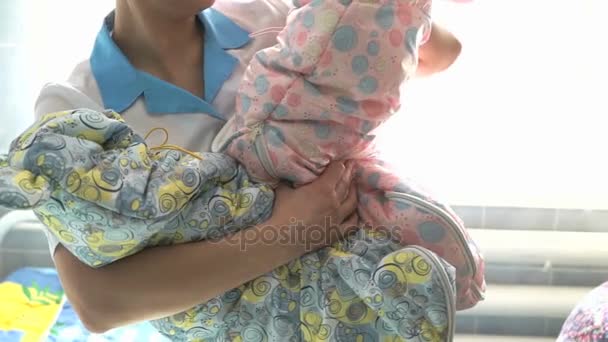 Медсестра держит в руках двух новорожденных — стоковое видео